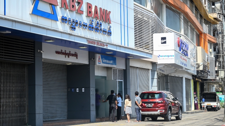 خەڵک لە شاری یانگۆنی میانمار لەبەردەم ئامێری ATM وەستاون، لەکاتێکدا بانکەکان سەرجەمیان بە فەرمانی سوپا داخراون، وێنە: AFP